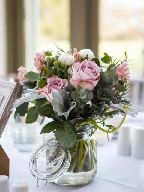 KendallsFlorist-OffleyPlace_TableArrangement.jpg