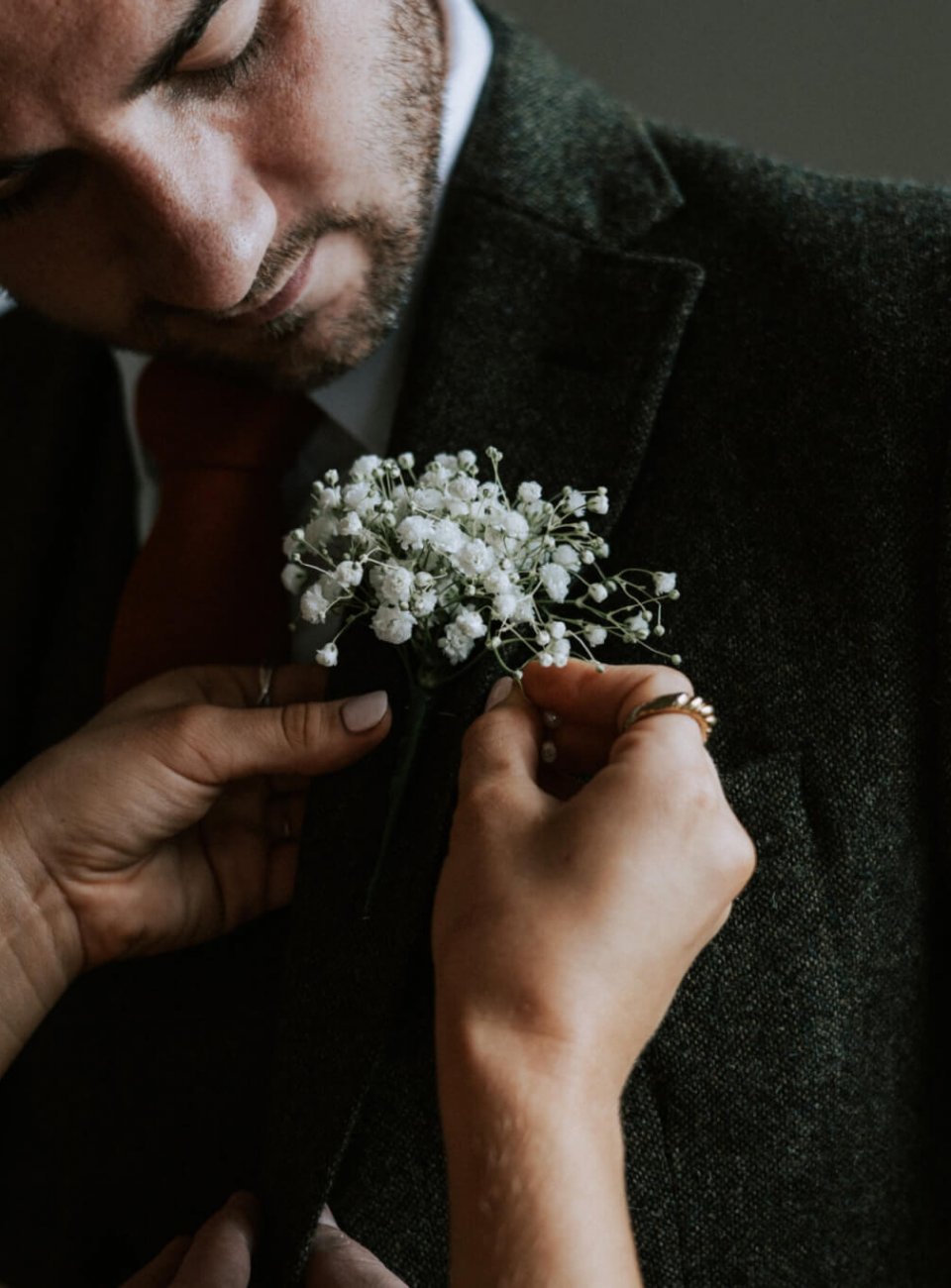 KendallsFlorist_BeaumontHall_StAlbans_gypsophila_buttonhole-scaled.jpg